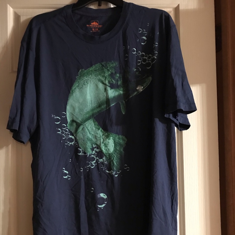 Men’s XL shirt with fish design and bubbles